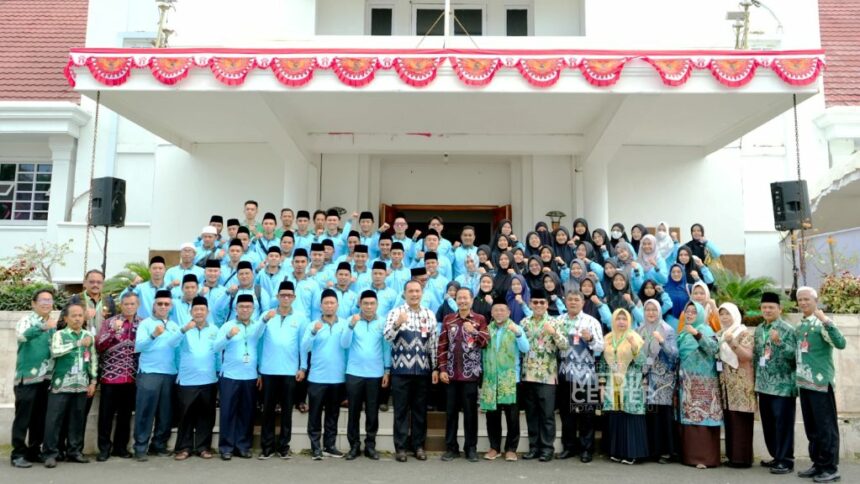 Para kafilah serta pemimpin kafilah Kota Banjarbaru bersama Walikota Aditya Mufti Ariffin, usai pelepasan, di depan Balai Kota Banjarbaru. Kamis (20/07/2023). (Foto: Media Center Banjarbaru)