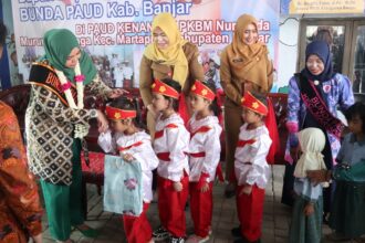 Bunda PAUD Kabupaten Banjar memberi bingkisan ke anak-anak (Foto : Diskominfo Banjar)