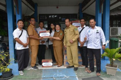 Dinas Komunikasi dan Informatika (Diskominfo) Kabupaten Kapuas ikut berpartisipasi dalam memberikan bantuan untuk masyarakat yang terkena musibah banjir, Selasa (04/04/2023).
