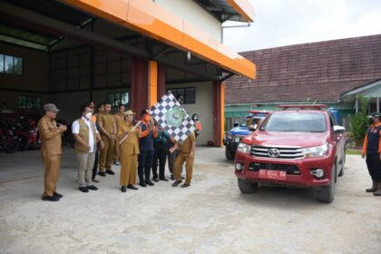 Wakil Bupati Kapuas HM Nafiah Ibnor melepas 20 truk sembako untuk korban bencana banjir di Kecamatan Timpah dan Kecamatan Kapuas Tengah, Selasa (4/4/2023)