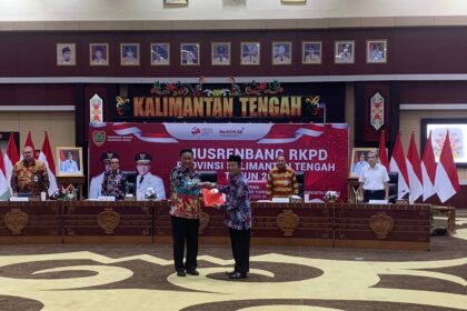 HM Nafiah Ibnor (kanan) saat menerima SK penugasan sebagai Plt Bupati Kapuas yang diserahkan oleh Wakil Gubernur Kalteng H Edy Pratowo.