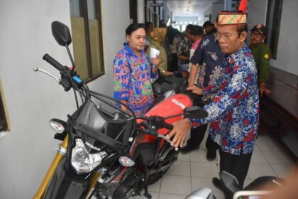 Plt Bupati Kapuas HM Nafiah Ibnor menyerahkan secara simbolis Kendaraan Operasional yang diperuntukan kepada PPL/Petugas Teknis Distan, bertempat di Aula Dinas Pertanian Kabupaten Kapuas, (13/4/2023).