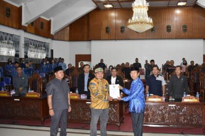 Plt Bupati Kapuas HM Nafiah Ibnor menerima rekomendasi dari tim Pansus DPRD Kapuas terkait Laporan Keterangan Pertanggungjawaban (LKPj) Bupati Kapuas 2022, ruang rapat Paripurna DPRD Kapuas, Kamis (27/4/2023)