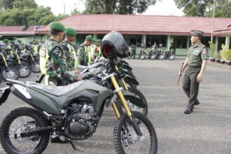 Dandim 1008/Tabalong, Letkol CZI Catur Witanto bagikan kendaraan dinas dan rompi Babinsa (foto : Kodim Tabalong)