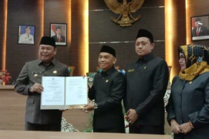 Penjabat Bupati Barito Kuala Mujiyat menyerahkan dokumen KUPA asdf