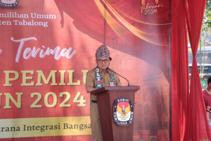 Bupati Tabalong, Anang Syakhfiani dalam sambutannya pada kegiatan serah terima Bendera Kirab Pemilu 2024 di Taman Giat Tanjung.