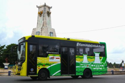 Bus Trans Banjarbakula di Pal 17 Banjar