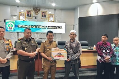 H Abdul Hadi menyerahkan secara simbolis dana hibah kepada sejumlah penerima dalam sosialisasi dana hibah di Aula Benteng Tundakan Paringin Selatan