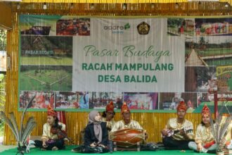 Penampilan music tradisional pada acara Pasar Budaya Racah Mampulang di desa Balida Kecamatan Paringin