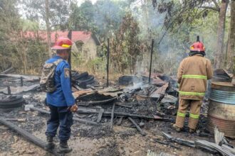 Petugas Damkar Banjar saat melakukan pendinginan rumah terbakar di Penagron, pada Kamis (14/09/2023).