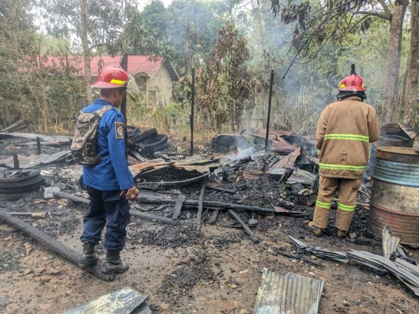 Petugas Damkar Banjar saat melakukan pendinginan rumah terbakar di Penagron, pada Kamis (14/09/2023).
