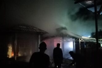 Para relawan memadamkan api pada dua buah rumah dinas Polres Balangan di Desa Haur Batu Kecamatan Paringin Kabupaten Balangan