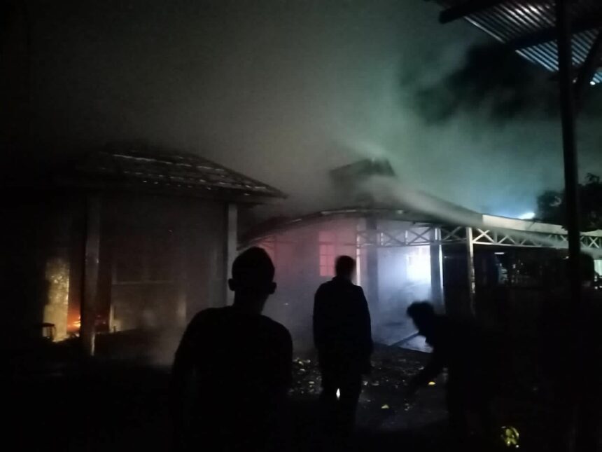 Para relawan memadamkan api pada dua buah rumah dinas Polres Balangan di Desa Haur Batu Kecamatan Paringin Kabupaten Balangan