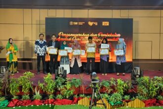 Raranum Norhadiyati Apriyani Guru Guru SD Kecil menerima penghargaan juara 2 kategori GTK Dedikatif dalam ajang apresiasi Guru dan Tenaga Kependidikan GTK tingkat Provinsi Kalimantan Selatan
