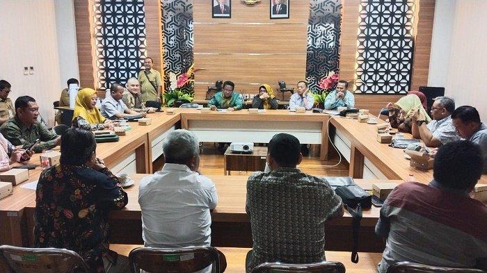 Wakil Ketua II DPRD Batola Arfah menyambut kunjungan kerja DPRD Mojokerto
