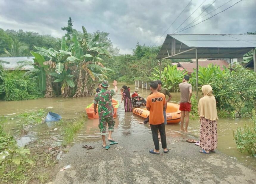 Anggota Koramil 1001 01 Juai Kabupaten Balangan bantu warga menghadapi banjir