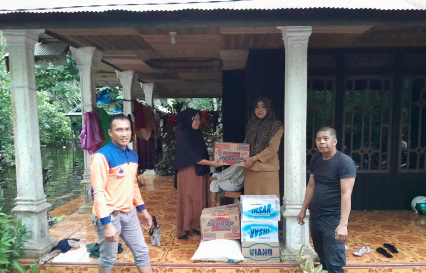 BPBD Balangan membagikan logistic untuk warga terdampak banjir di Kabupaten Balangan e1705413822796