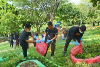 Green Generation Kalimantan Selatan menggelar aksi bersih bersih dalam rangka peduli lingkungan dengan tema New Year Eco Friendly di Taman Hijau Balangan Kecamatan Paringin Selatan.