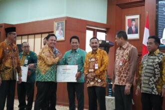 Sekretaris Daerah Kalimantan Selatan Roy Rizali Anwar menyerahkan penghargaan Kabupaten Kota Peduli Hak Asasi Manusia HAM Tahun 2023