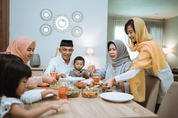 15 45 31 muslim asian family grandparents having break fasting ramadan iftar dinner break 8595 21236 29ca9a60a68b17f0a952afa443f0f4fc