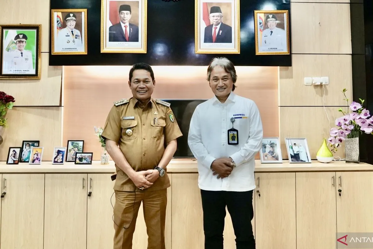Bupati Balangan Abdul Hadi bersama Kepala KPP Pratama Tanjung Ki Mulyono Purwo Wijoyo 1
