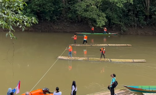 Persiapan pelaksanaan lomba balanting di tepi sungai Desa Balang